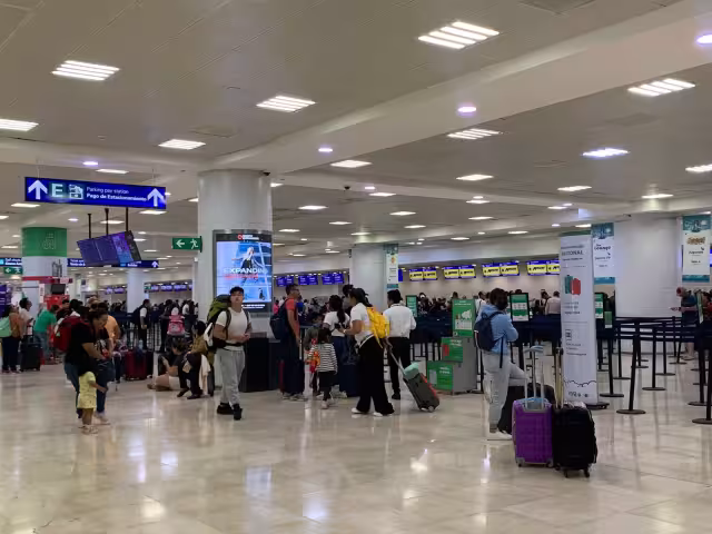 El Aeropuerto Internacional de Cancún reportó este sábado 592 operaciones aéreas