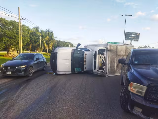 La unidad volcada causó tráfico vehicular en el Boulevard Colosio de Cancún, antes de ser removida del lugar
