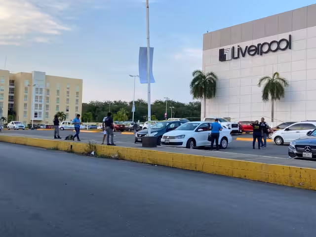 En varias ocasiones el hombre fue señalado en mantas colocadas en diversos puntos de la ciudad por pasar información reservada del Aeropuerto de Chetumal