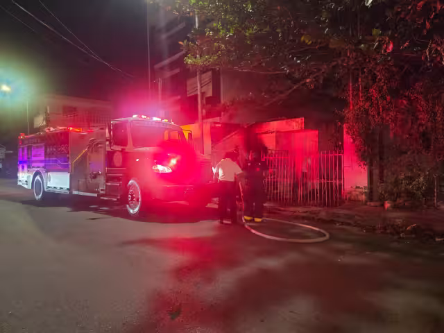 Cuerpo de Bomberos procedieron a sofocar las llamas y evitar que el fuego se extendiera