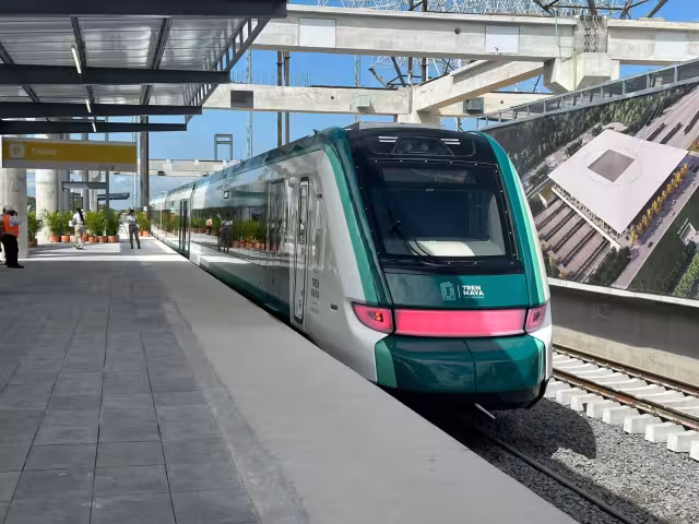 El presidente Andrés Manuel López Obrador partió de la Estación Cancún del Tren Maya