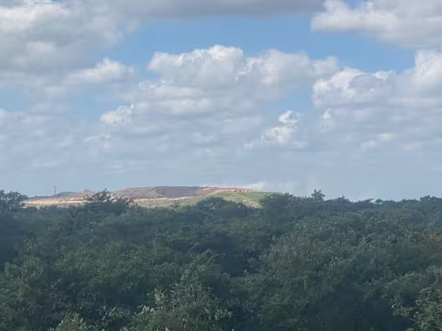 La nube de humo solamente se esparce cerca del incendio