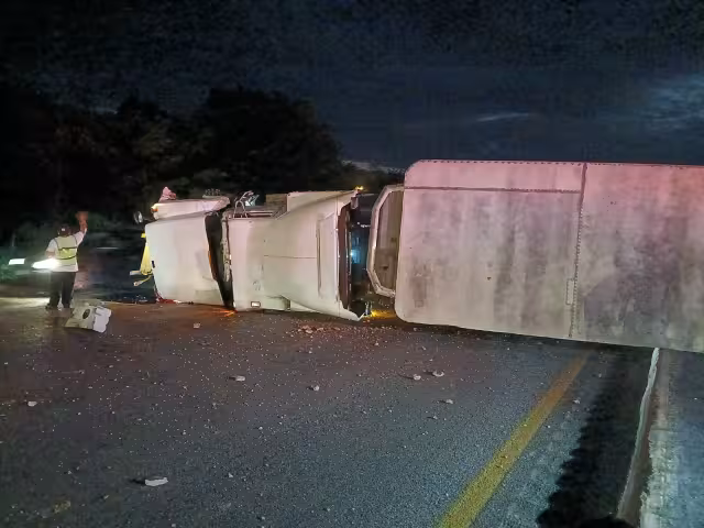Una de las unidades terminó volcada sobre la carretera.
