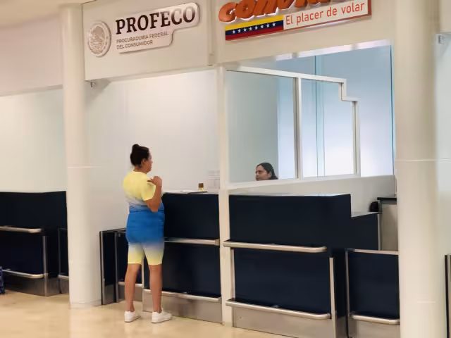 La familia tuvo que acudir al módulo de Profeco en el aeropuerto de Cancún para denunciar a VivaAerobus