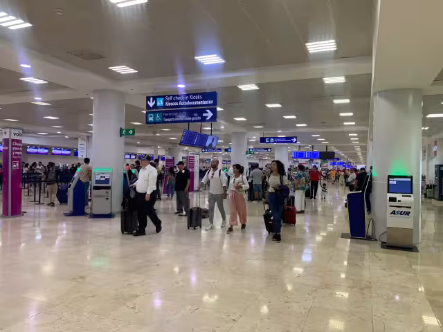El Aeropuerto Internacional de Cancún reportó este lunes 520 vuelos programados