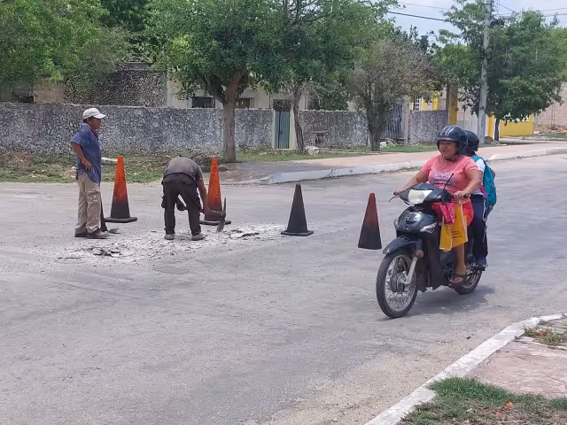 Los empleados de bacheo tienen que soportar las agresiones de motociclistas