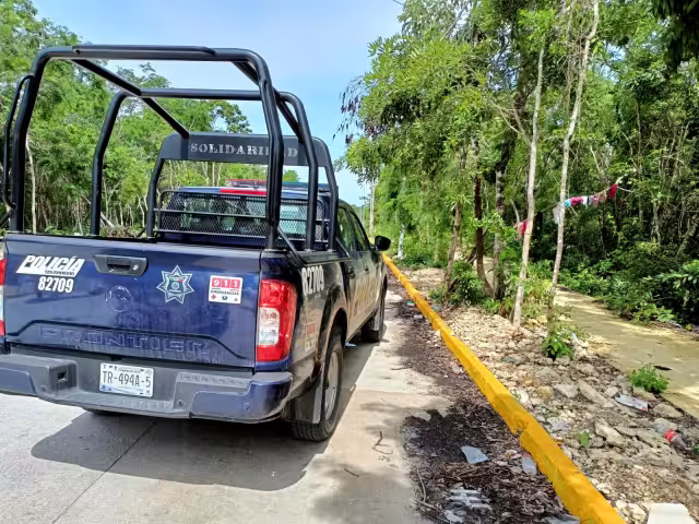 Los elementos policiacos acudieron al lugar donde aparecieron expuestas las prendas íntimas en Puerto Aventuras