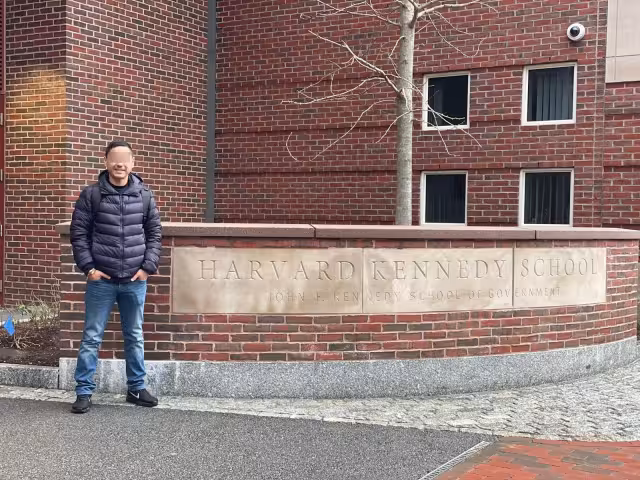 De las últimas fotos que el exmunícipe de Campeche subió a sus redes sociales fue donde aparece junto al letrero de la Universidad de Harvard