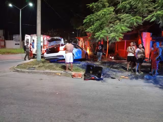 Paramédicos brindaron los primeros auxilios al conductor de la motocicleta y a su acompañante