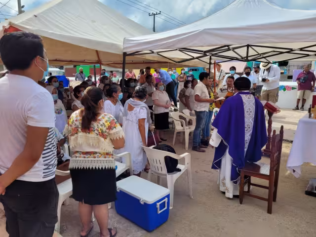 La misa se realizó en la calle 12, a un costado del camposanto