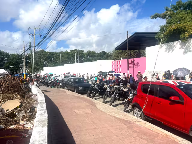 Miles de personas acudieron al gimnasio Gimnasio Jacinto Canek para registrarse al programa Comemos Todos 2026.
