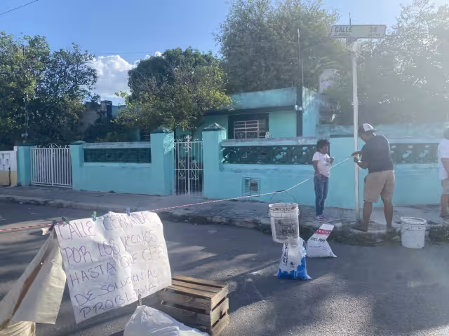 Vecinos han optado por bloquear calles y retener empleados de la CFE