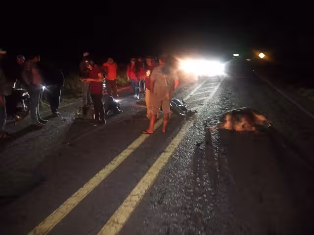 El motociclista lesionado fue trasladado al Hospital San Carlos para su atención.