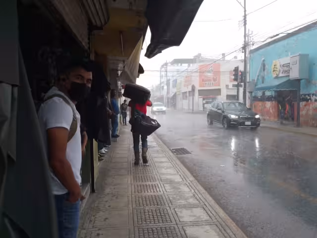 Con bolsas, sombrillas o mochilas, ciudadanos corren para no mojarse