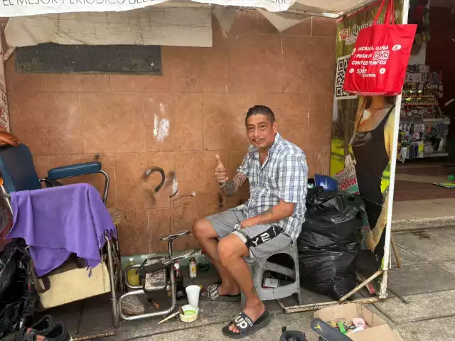 Mantiene vivo Don Pedro oficio del boleado de zapatos