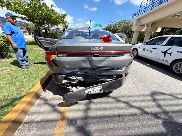 Un aparatoso choque se registró en el boulevard Playa del Carmen, a la altura de la avenida 28 de Julio.