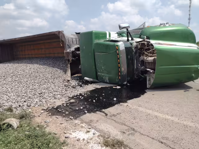 Terminó volcado sobre la vía de rodamiento que conduce al poblado de X-Hazil Sur