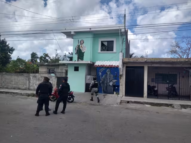 Los elementos de la Marina y Sedena acudieron al domicilio donde detruvieron a la pareja con droga y armas en Cozumel