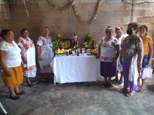 Las familias realizaron rezos, así como compartir cochinita y vasos de horchata