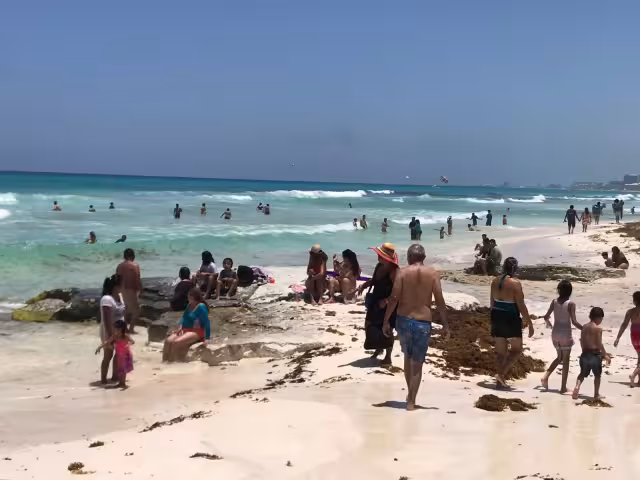 Familias enteras disfrutan de una de las playas públicas de Cancún