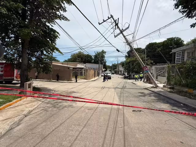 Camión sin frenos destruye poste y arrolla a motociclista en Campeche