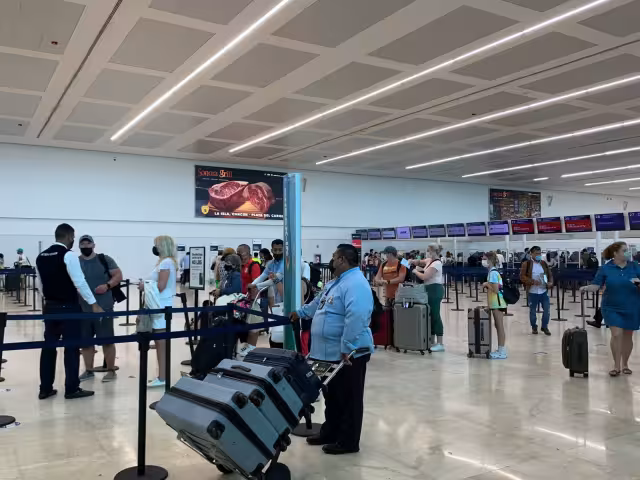 Las lluvias que actualmente afectan a Cancún, no han causado mayores modificaciones en operaciones del aropuerto