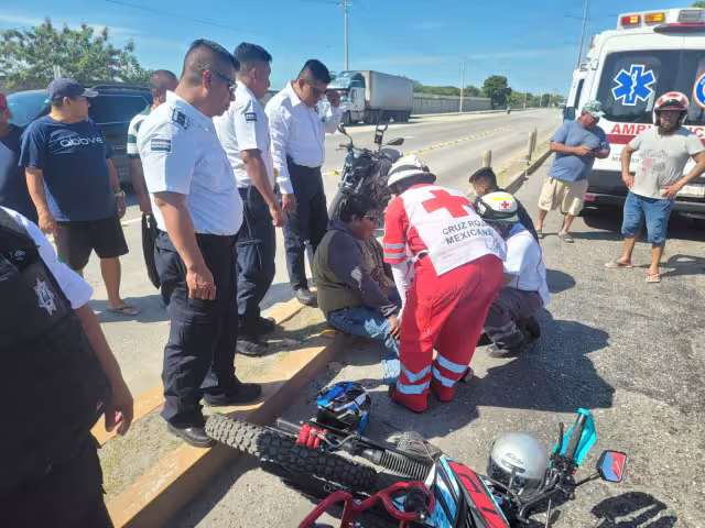 Un accidente de dos motocicletas en la Belisario Domínguez dejó tres lesionados y daños materiales cuantiosos