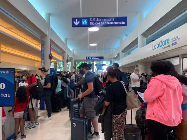 Ante el aumento de contagios en Quintana Roo, los turistas esperan salir lo antes posible del país