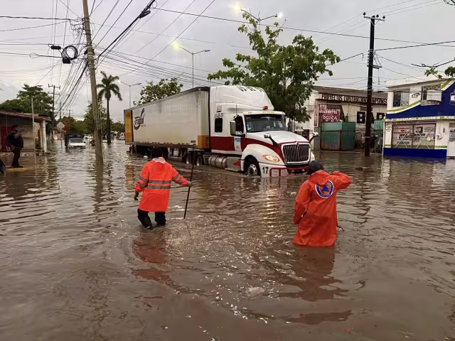 El nivel del agua subió en diferentes calles y avenidas