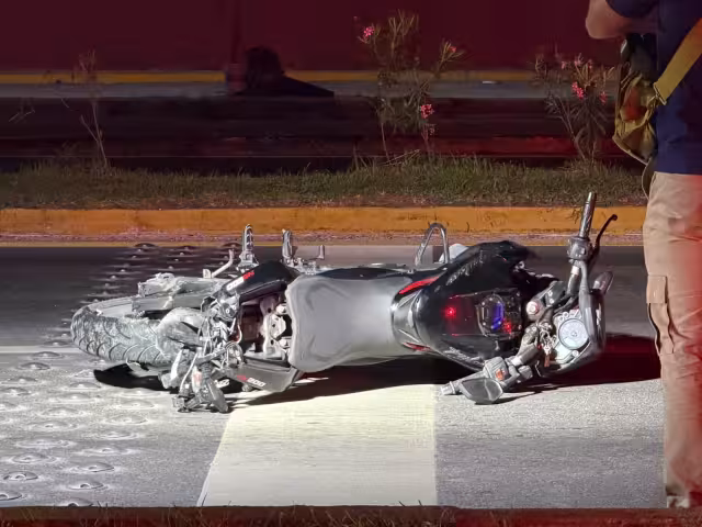 La fuerza del impacto proyectó al motociclista varios metros y le provocó lesiones mortales