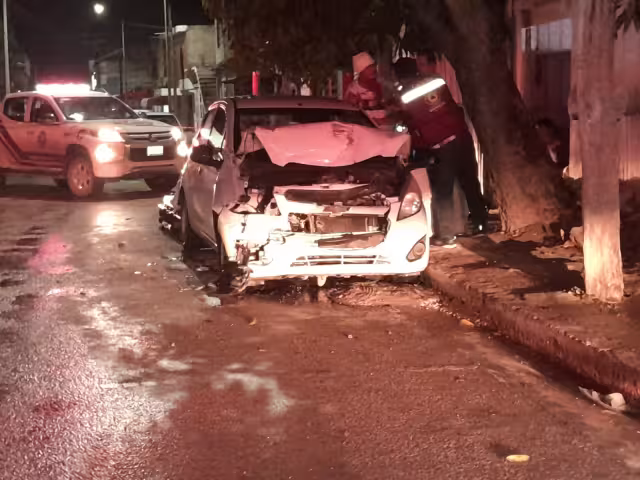 Una persona lesionada en choque de automóvil con camioneta.