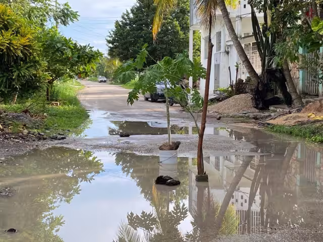 Los habitantes de Carrillo Puerto se quejaron del lento avance del programa de bacheo del Ayuntamiento, ya que con las lluvias se generan encharcamientos