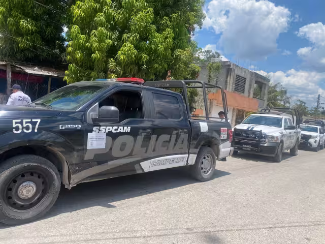 Durante la revisión corporal, se le encontró presunta droga.