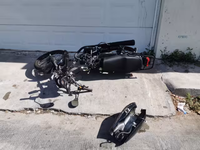 El joven resultó con lesiones leves y su vehículo nuevo quedó destrozado