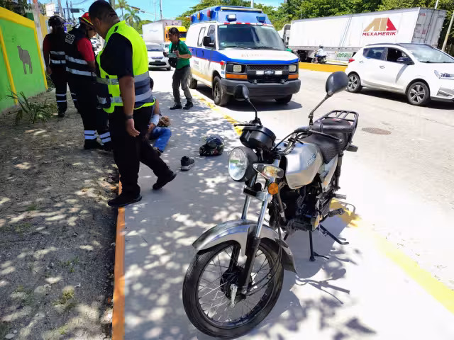 Conductor provoca dos accidentes y huye; motociclista lesionado frente al rastro municipal