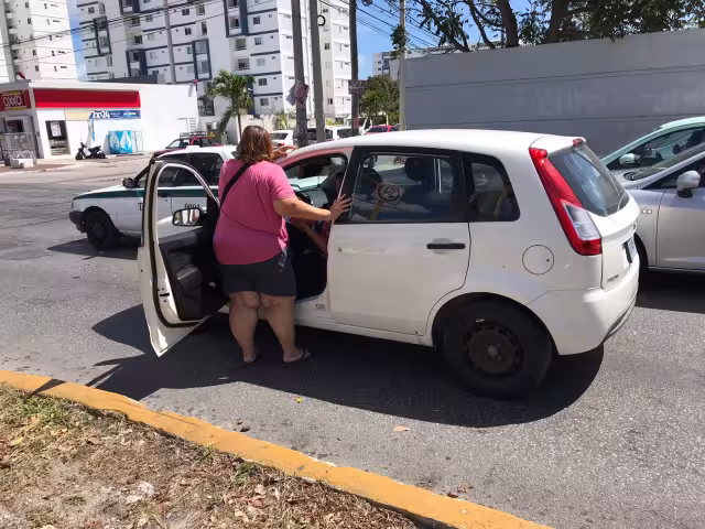 La turista arrojó una piedra al automóvil que había chocado y dañó el parabrisas, esto cuando fue alcanzada en la avenida México de Cancún