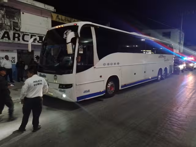 Los hechos se suscitaron a las 23:15 horas,cuando circulaba un autobús de pasajeros