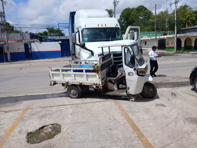 Accidente en avenida Héctor Pérez Martínez deja saldo blanco y daños vehiculares