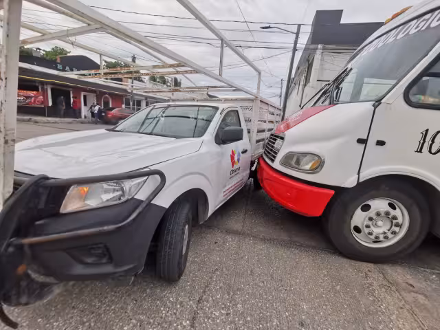Fuerte accidente entre camión urbano y camioneta en Campeche deja daños pero sin heridos