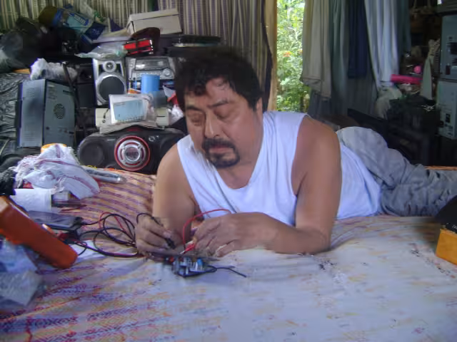 Pide apoyo al gobierno para que le construyan un baño