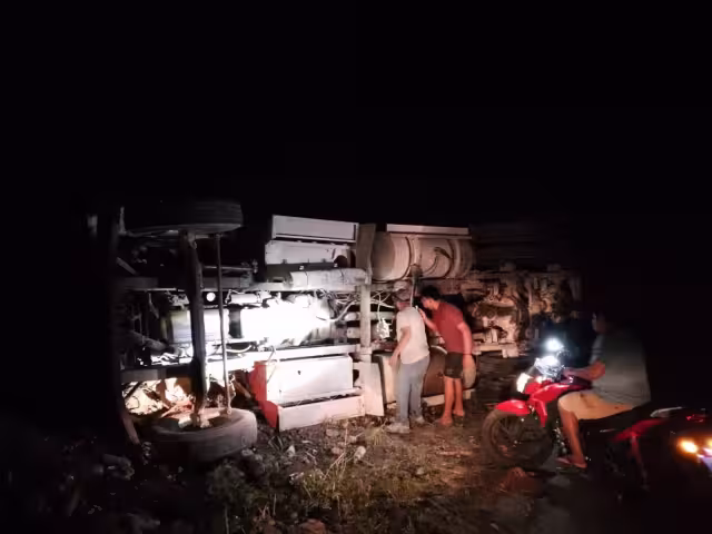 Trabajadores del ingenio acudieron con maquinaria para recuperar la cosecha y evitar pérdidas mayores