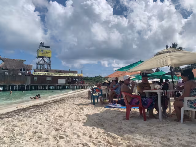 Los turistas acuden a las playas de Cancún a refrescarse, pero no contratan servicios de tours, indican prestadores
