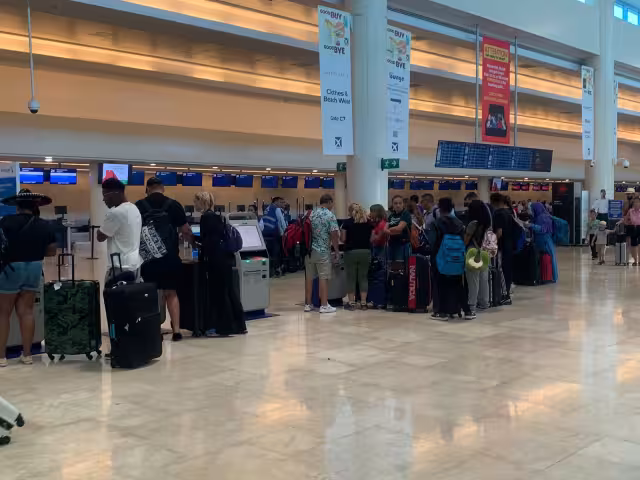 Los cinco retrasos fueron dos vuelos nacionales y tres internacionales