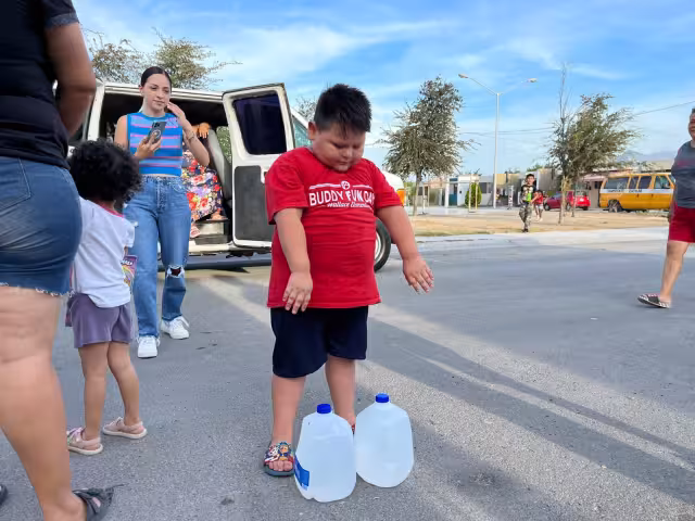 Iker publicó que en compañía del regidor Manuel Guerra, comenzaron a regalar botellas de agua
