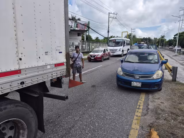 Conductora intenta rebasar y termina chocando contra unidad de carga