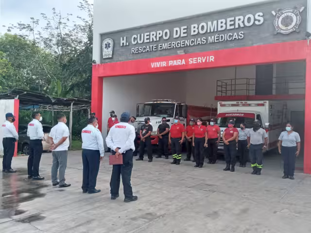 Cuenta con 10 paramédicos y sólo una ambulancia, pero no se encuentra en buenas condiciones