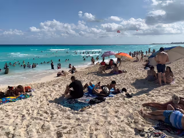 En una parte de Playa Delfines en Cancún, los bañistas no portaban cubrebocas, ni respetaban la sana distancia
