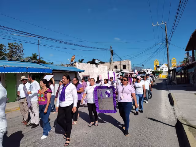 Marcha pacífica por el Día de la Mujer reúne a decenas en Sabancuy