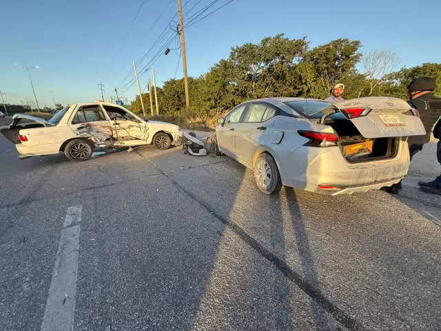 Los dos vehículos involucrados quedaron severamente dañados.