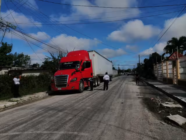 Un tráiler Freightliner rojo y blanco enganchó cables de energía de la CFE y dejó sin energía un sector de la colonia Salsipuedes